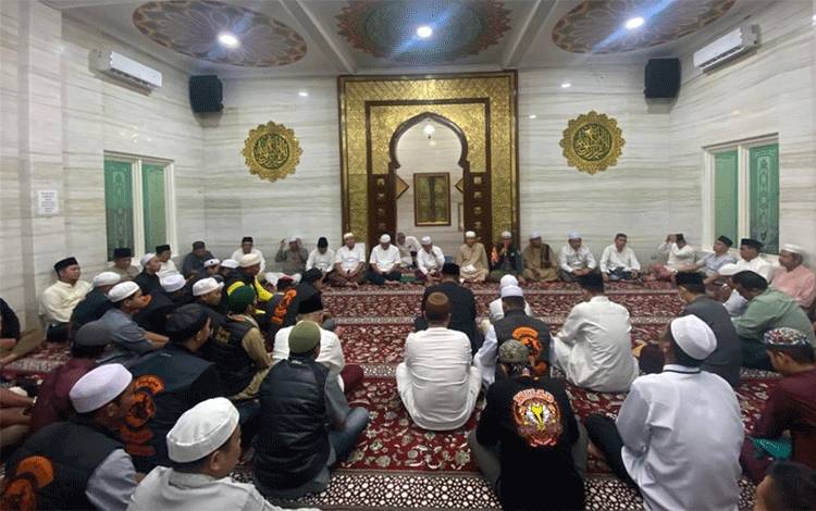 Salat Subuh berjamaah di Musholla Asy-Syifa, Istana Isen Mulang, Rumah Jabatan Gubernur Kalteng. (FOTO: IST)?