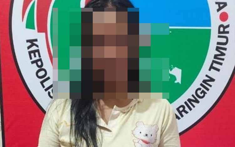 IRT, terduga pengedar narkoba saat diamankan bersama barang buktinya di Mapolres Kotim. (FOTO: IST)