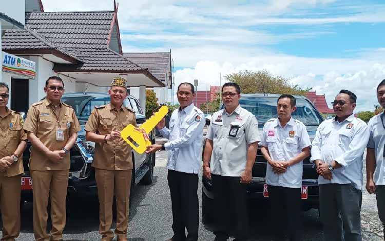 Bupati Gunung Mas Serahkan Hibah Kendaraan Operasional ke KPU
