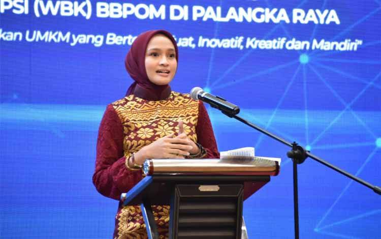 Ketua Dekranasda Provinsi Kalteng Yulistra Ivo Azhari menyampaikan sambutan saat membuka launching program UMKM Berdikari di Bahalap Hotel, Senin, 27 Maret 2023. (FOTO: IST)