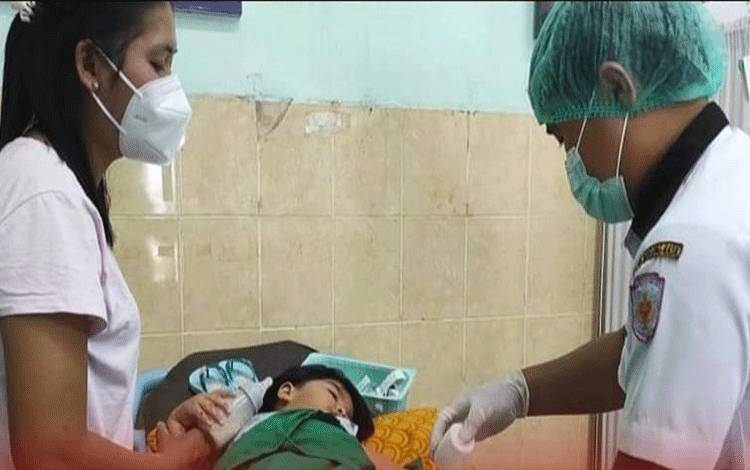 Pelayanan yang dilakukan seorang tenaga medis di RSUD Puruk Cahu. Bupati mebekankan bahwa pelayanan RSUD Puruk Cahu harus bermutu tingggi dan tulus.