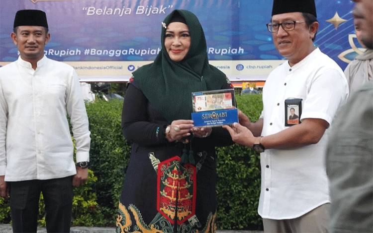 Kepala BI Kalteng bersama Wakil Wali Kota Palangka Raya saat pembukaan?Pasar Ramadan di awal puasa ini.(FOTO: TESTI PRISCILLA)