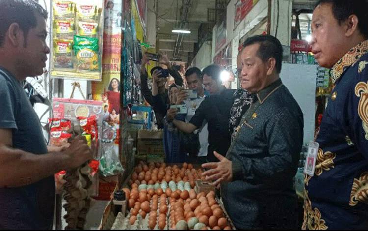 Bupati Kotim?Halikinnor (tengah) melakukan sidak ke PPM menjelang bulan Ramadan baru-baru ini. (FOTO: NISA)