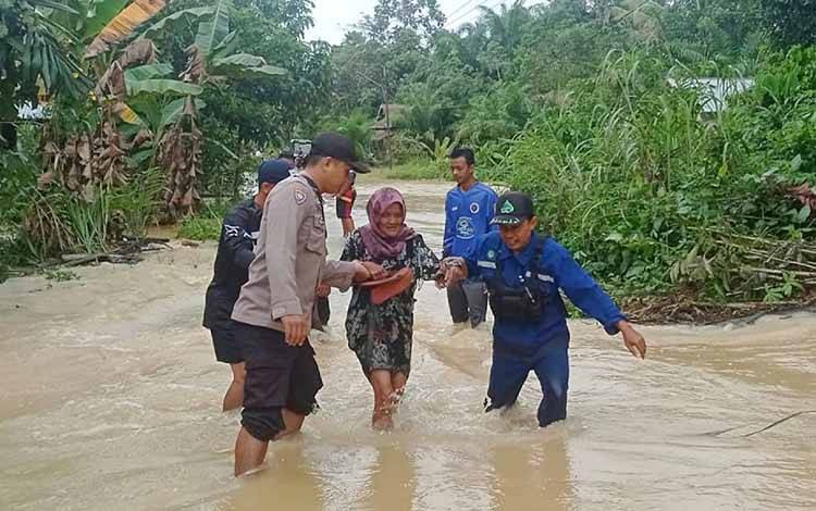 Relawan dan Bhabinkamtibmas Bantu Warga yang Kebanjiran di Desa Pangkan