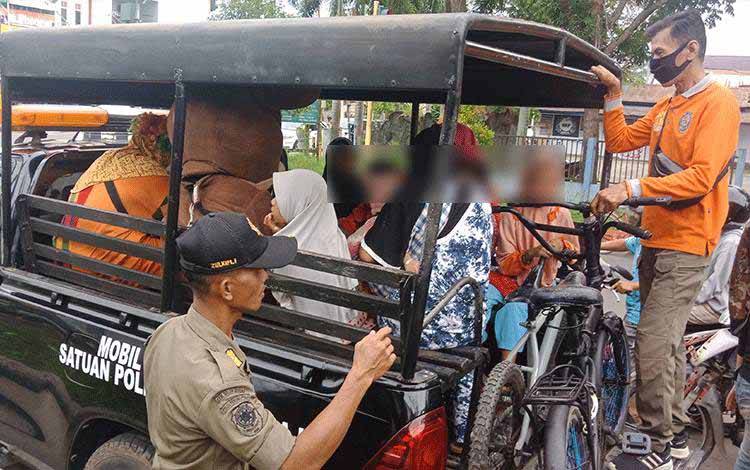 Dinas Sosial Kotawaringin Timur bersama Satpol PP mengamankan Gepeng di Simpang Empat KNPI, Sampit, Jumat, 23 Maret 2023. (FOTO: DEWIP)