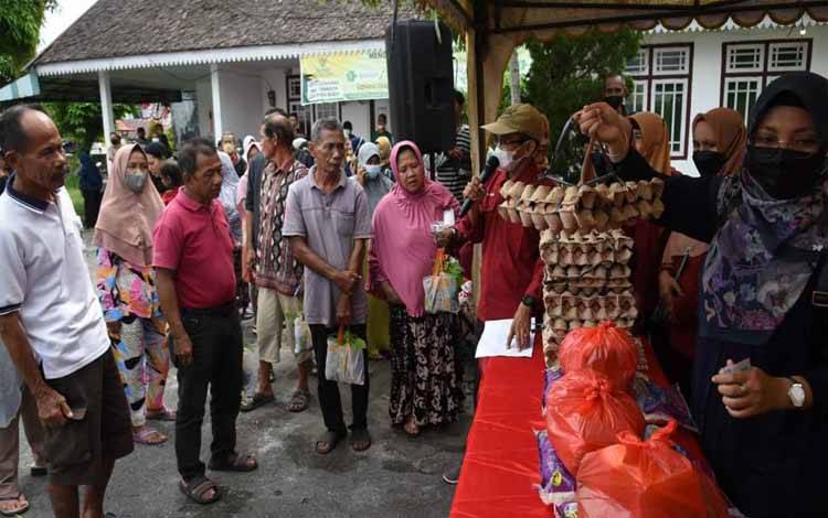 Kegiatan pasar murah yang digelar di Halaman Rujab Bupati Kobar belum lama ini. (FOTO : PROKOM KOBAR)