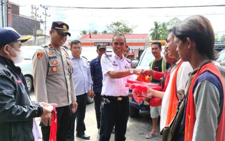Dishub Pulang Pisau Serahkan Alat Kelengkapan Petugas Parkir