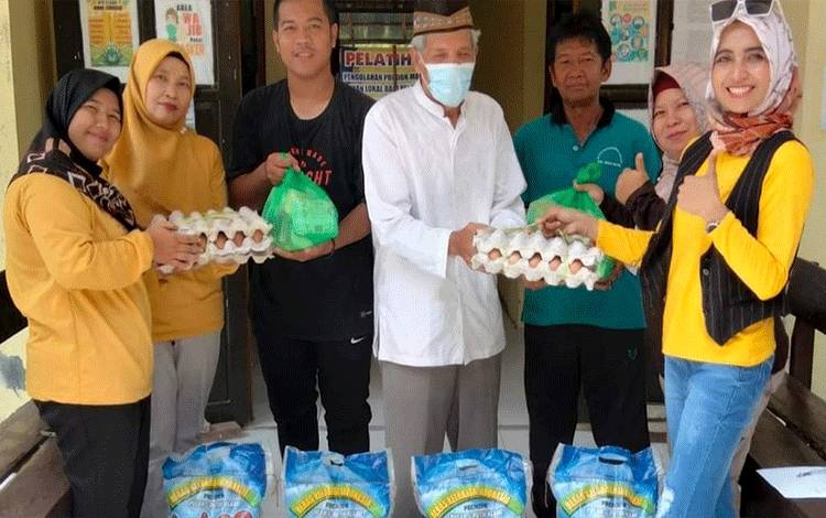 Lurah Marang Bagikan Sembako Untuk Warga Daerah Pinggiran