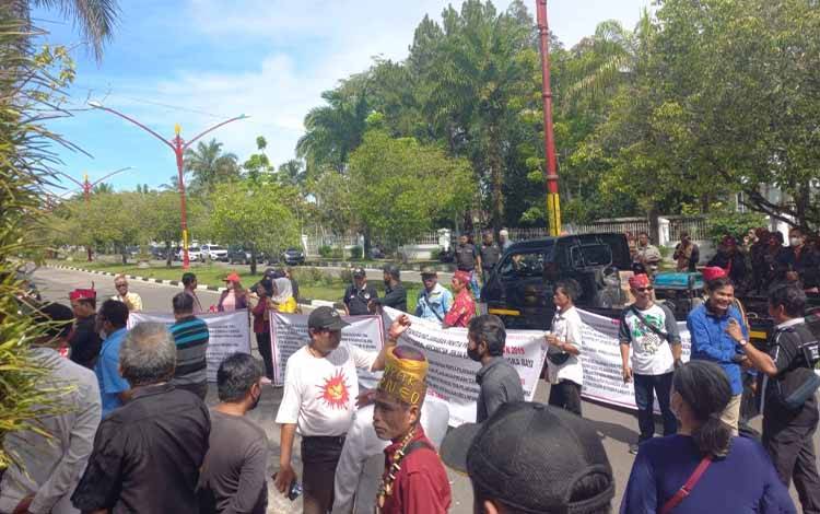 Masyarakat yang mengaku tergabung dalam Ormas Gepak Kalteng, MABB Kalteng, TBBR Kota Palangka Raya dan BMT Kalteng berdemo di depan kantor ATR/BPN Palangka Raya, Rabu, 29 Maret 2023. (FOTO: HERMAWAN)