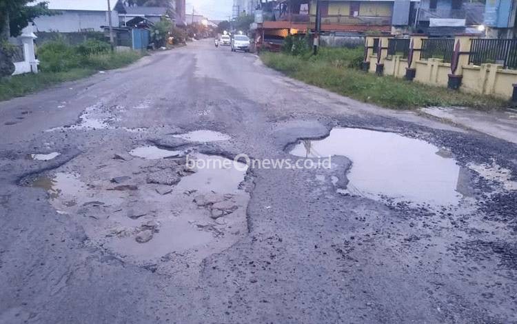 Lubang di Badan Jalan Dekat Pelabuhan Wisata Menuju TNTP Ramai Jadi Perbincangan Netizen di Kobar