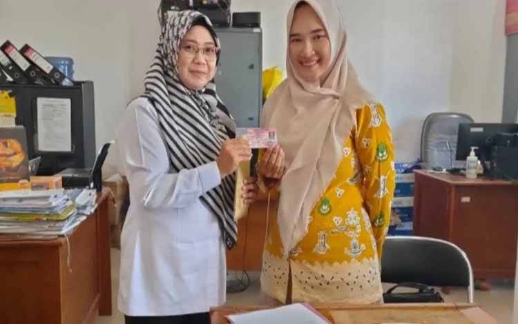Dukcapil Palangka Raya Serahkan 37 Lembar KIA Kepada RA Annisa 2