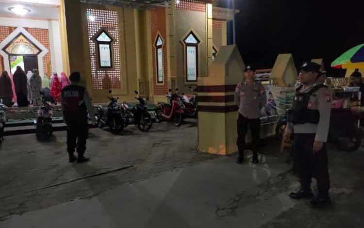 Beri Rasa Aman, Personel Polres Seruyan Lakukan Pengamanan Salat Tarawih ?