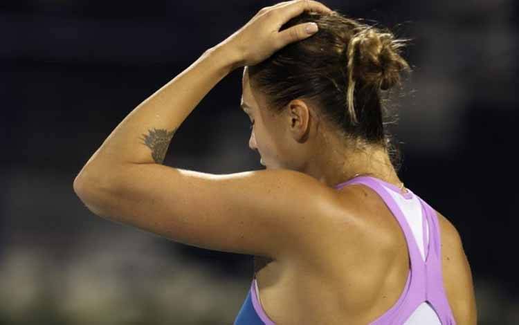 Arsip - Petenis Belarus Aryna Sabalenka bereaksi saat berhadapan dengan Barbora Krejcikova dalam perempat ifnal turnamen WTA di Dubai. (23/12/2023) (AFP/KARIM SAHIB)