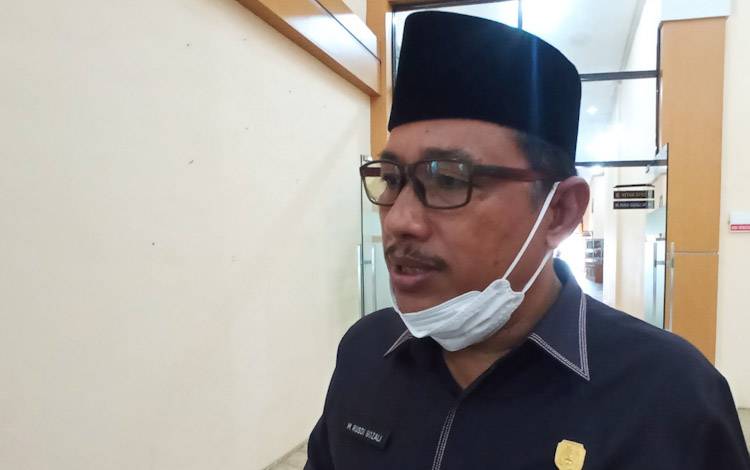 Ketua DPRD Kobar Rusdi Gozali Ini Tanggapan Ketua DPRD Kobar Terkait Rusaknya Jalan Depan Pelabuhan Pariwisata Kumai Hulu