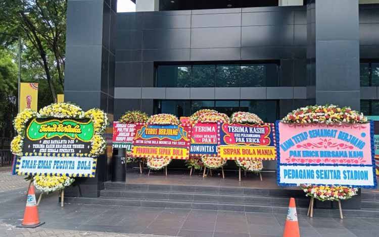 Sejumlah Karangan Bunga Hiasi Kantor PSSI di Jakarta