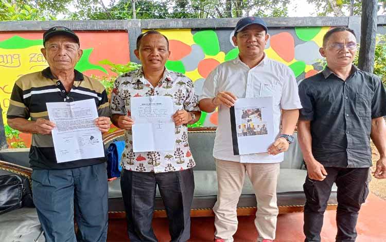 Vice General Manager PT KSL Hendra, bersama Kepala Desa Janah Jari Dikianto, Ketua RT 01 Janah Jari Ramadan dan pemilik lahan bernama Igun Wedan saat memberikan penjelasan kepada wartawan di Tamiang Layang, Kamis, 30 Maret 2023. (FOTO: BOLE MALO)