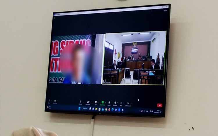 Terdakwa saat menjalani sidang virtual di Pengadilan Negeri Palangka Raya, Kamis, 30 Maret 2023