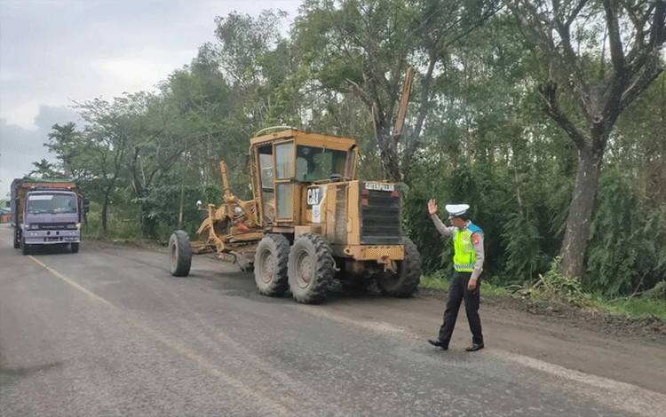 Satlantas Polres Kapuas Lakukan Pengaturan Lalu Lintas di Area Pelebaran Jalan