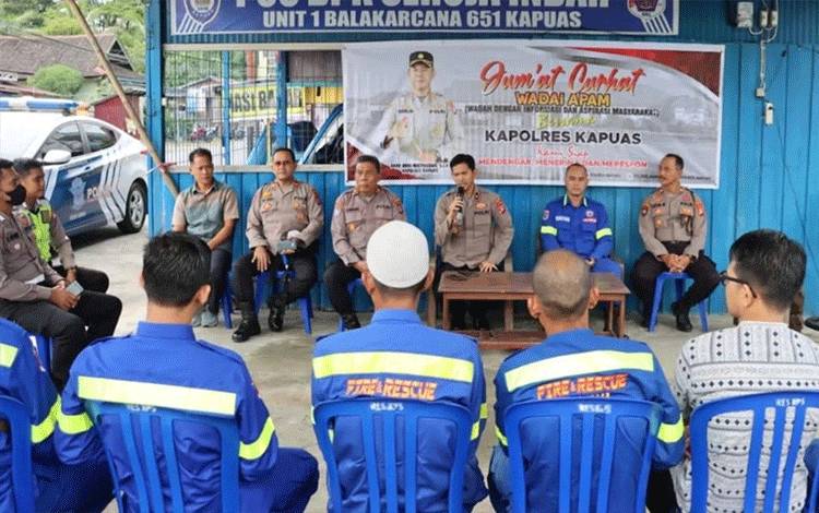 Jajaran Polres Kapuas saat sambangi Balakarcana 651 Kapuas dalam program Jumat Curhat. (FOTO: IST)