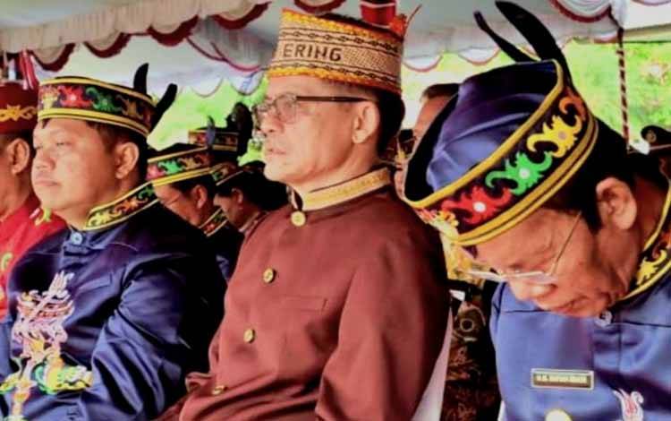 Ketua Komisi I DPRD Kalteng, Yohannes Freddy Ering (tengah). (FOTO: DPRD KALTENG)