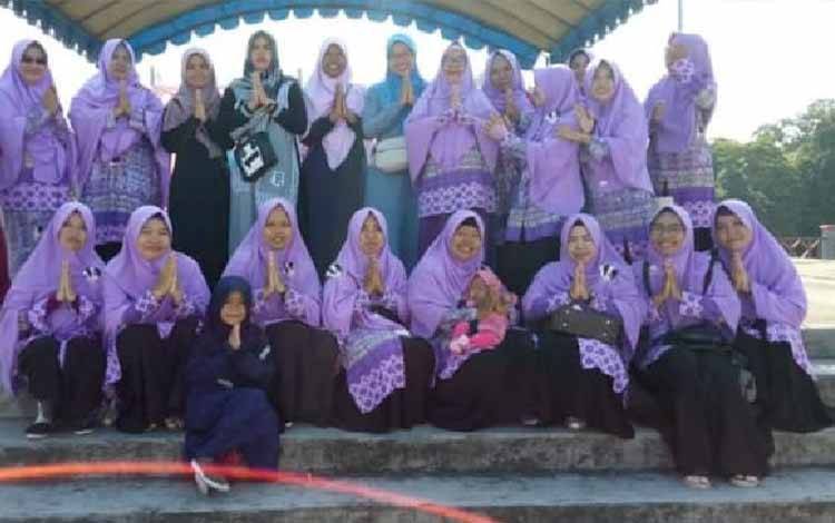 Anggota Salimah Gunung Mas saat berfoto bersama. (FOTO: SALIMAH GUMAS)