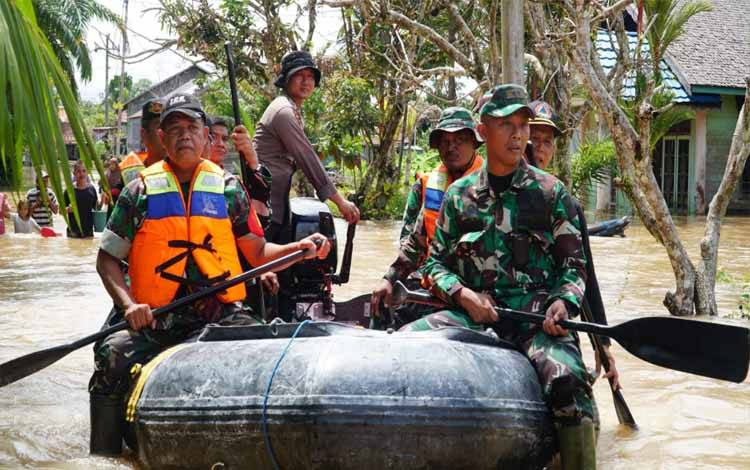Tinjau Banjir di Kapuas Tengah, Dandim : Babinsa Siap Bantu Warga?