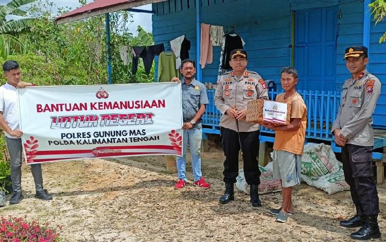 Kapolres Gumas AKBP Asep Bangbang Saputra didampingi Wakapolres Kompol Tri Wibowo saat serahkan bantuan beras kepada warga, Jumat sore, 31 Maret 2023. (FOTO: HUMAS POLRES GUMAS)?
