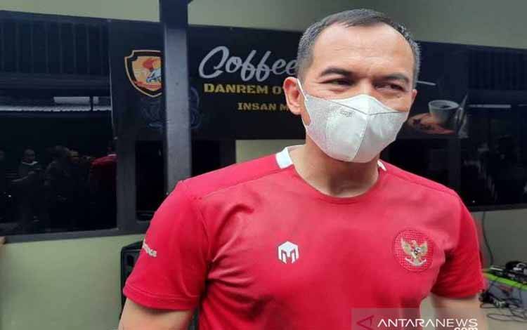 Komandan Korem 074/ Warastratama Surakarta Kolonel Inf. Deddy Suryadi saat memberikan keterangan soal program rumah tak layak huni di Makorem 074/Warastratama Surakarta, Jawa Tengah, Jumat (28/5/2021). (ANTARA/Bambang Dwi Marwoto)
