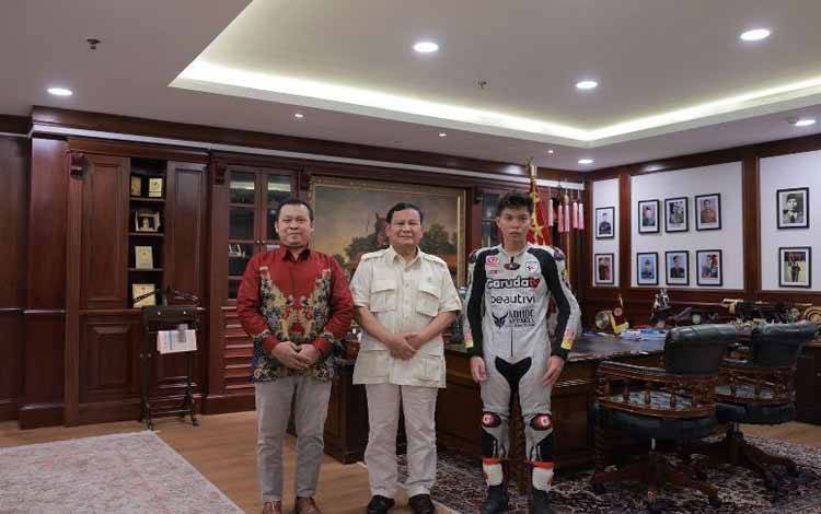 Menhan Prabowo Subianto ketika menerima Pebalap motor Indonesia Pandu Padmogani. (ANTARA/Foto: istimewa).