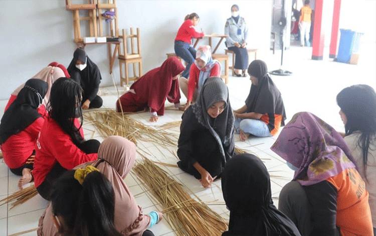 WBP Perempuan Rutan Kapuas Isi Waktu Puasa Dengan Ikuti Pembinaan Menganyam Bakul Purun?