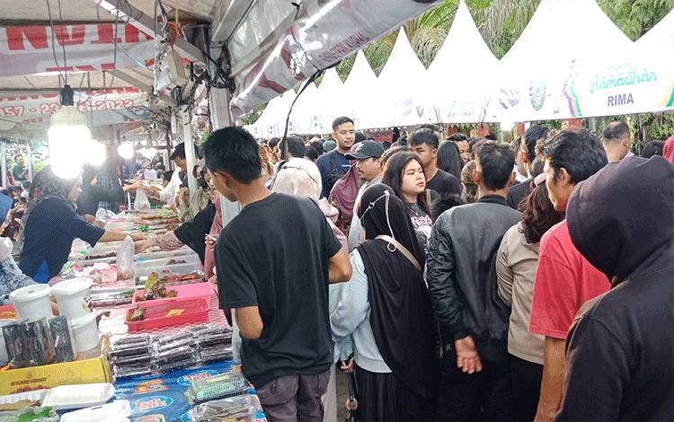 Suasana pasar Ramadan di Taman Kota Sampit menjelang berbuka puasa. (FOTO: DEWIP)?