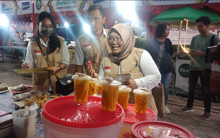 BBPOM lakukan inspeksi mendadak Pasar Ramadan di Taman Kota Sampit, Sabtu, 1 April 2023. (FOTO: DEWIP)?