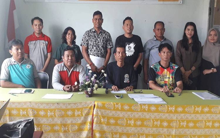 Jajaran Pemdes Pulau Mambulau dan Pemdes Sei Jangkit usai paparkan RAPBDes di Kecamatan Bataguh. (FOTO: IST)