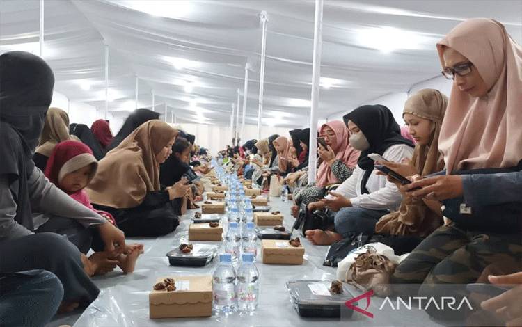 Sejumlah warga mengikuti buka puasa bersama di Masjid Sheikh Zayed Solo, beberapa waktu lalu. ANTARA/Aris Wasita