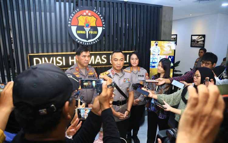Kepala Divisi Humas Polri Irjen Pol Sandi Nugroho memberikan keterangan pers di Mabes Polri, Jakarta, Jumat (31/3/2023). ANTARA/HO-Divisi Humas Polri