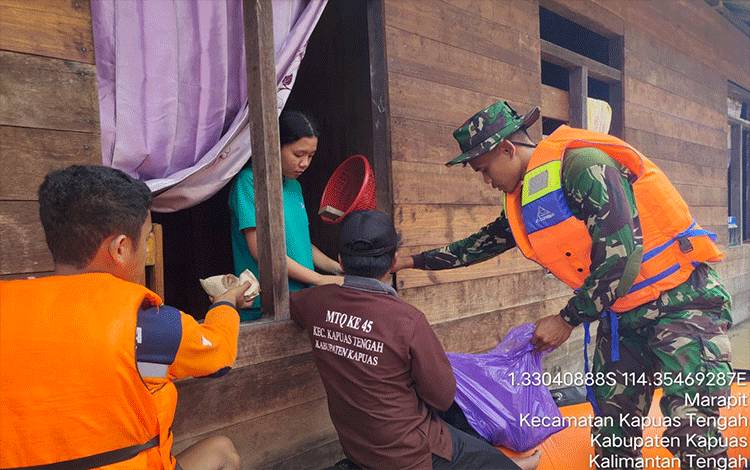 Tim Gabungan Bagikan Bantuan Paket Makanan Korban Terdampak Banjir