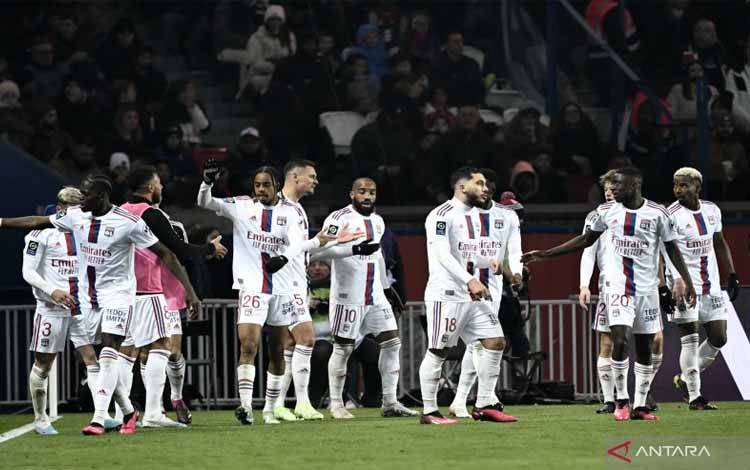 Pemain Lyon Bradley Barcola (ketiga kiri) merayakan golnya dengan rekan satu tim dalam pertandingan Liga Prancis lawan PSG di Parc des Princes pada 3 April 2023. ANTARA/AFP/STEPHANE DE SAKUTIN