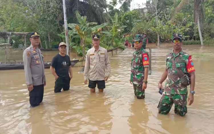 Banjir Melanda Timpah, Camat Berikan Imbauan Kepada Warga
