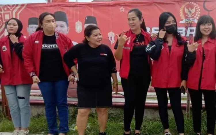 Ketua Komisi B DPRD Kota Palangka Raya Nenie Adriati Lambung (baju hitam) saat mengikuti kegiatan berbagi di depan kantor PDIP Provinsi Kalteng (FOTO : DOKUMEN PRIBADI)