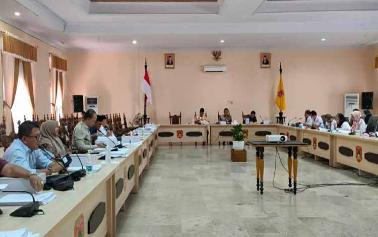 Suasana rapat membahas Raperda di Gedung DPRD Kobar. (FOTO: Bambang Suherman)