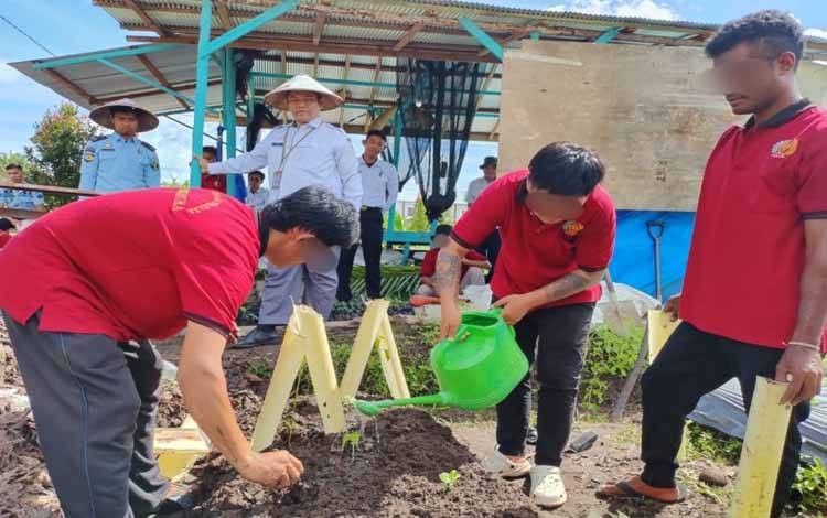 Ikuti Pelatihan Budidaya Tanaman Bortikultura dan Pupuk Kompos, WBP Lapas Sukamara Diharapkan Terampil dalam Pertanian?