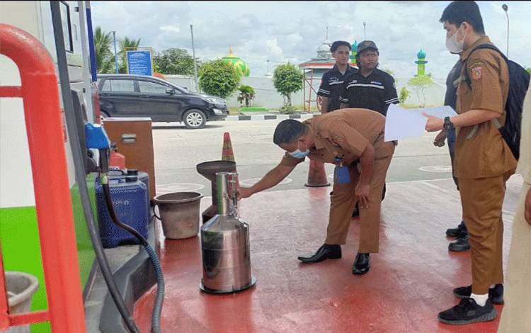 Pastikan Takaran Tepat, Disperindagkop UKM Kobar Cek Pompa Ukur SPBU