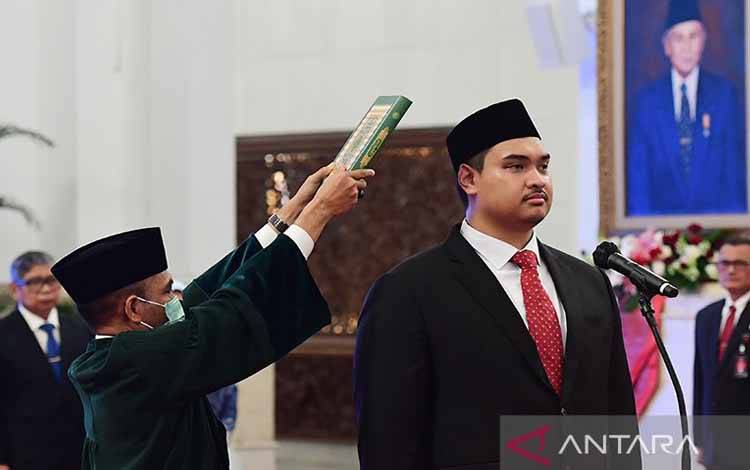 Politikus muda Partai Golkar Ario Bimo Nandito Ariotedjo membacakan sumpah jabatan sebagai Menteri Pemuda dan Olahraga (Menpora) Kabinet Indonesia Maju dalam sisa masa jabatan periode tahun 2019-2024 saat dilantik oleh Presiden Joko Widodo di Istana Negara, Jakarta, Senin (3/4/2023). ANTARA/HO-Biro Pers Setpres/Lukas/aa. (Handout Biro Pers Sekretariat Kepresidenan/Lukas)