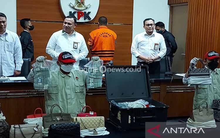 Komisi Pemberantasan Korupsi (KPK) hadirkan tersangka Rafael Alun Trisambodo beserta barang bukti yang disita dalam jumpa pers di Gedung Merah Putih KPK, Jakarta Selatan, Senin (3/4/2023). ANTARA/Fianda Sjofjan Rassat.