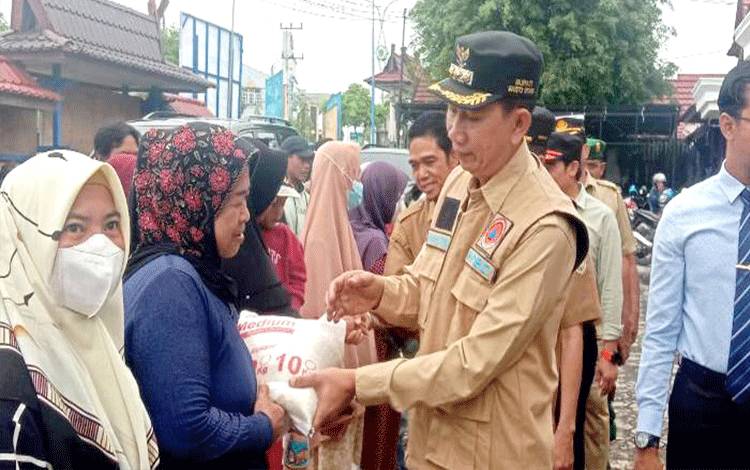 Bupati Barito Utara Serahkan Bantuan Kepada Warga Terdampak Banjir