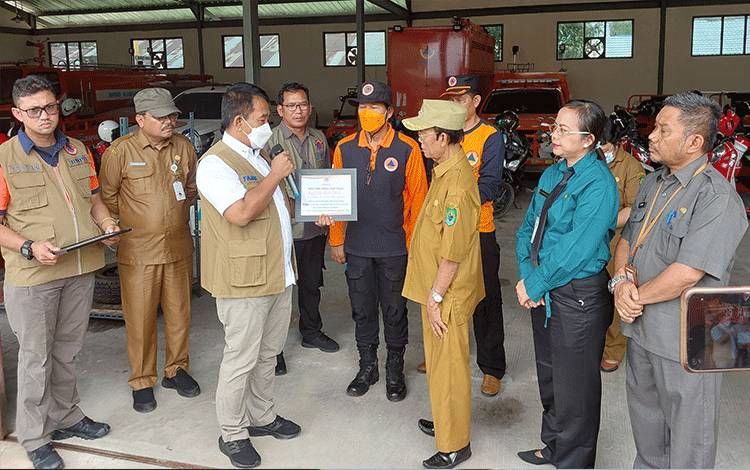 Deputi Penanganan Darurat BNPB, Mayjen TNI Fajar Setyawan secara simbolis menyerahkan bantuan penanganan banjir di Kapuas, Selasa, 4 April 2023. (FOTO: DODI)