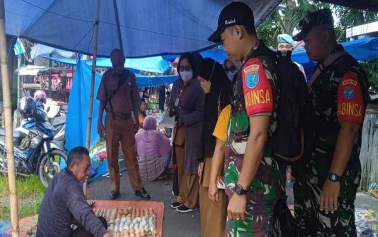 Babinsa Koramil Kapuas Hilir Bersama Unsur Tripika Monitoring Sembako
