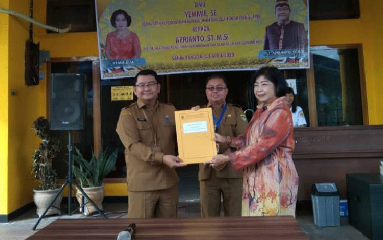 Serah terima jabatan dari Kepala Disdikpora Gunung Mas Yemmie (kanan) yang purna tugas kepada Aprianto (kiri) sebagai Plt Kepala Disdikpora Gunung Mas, Senin, 3 April 2023. (FOTO: IST)