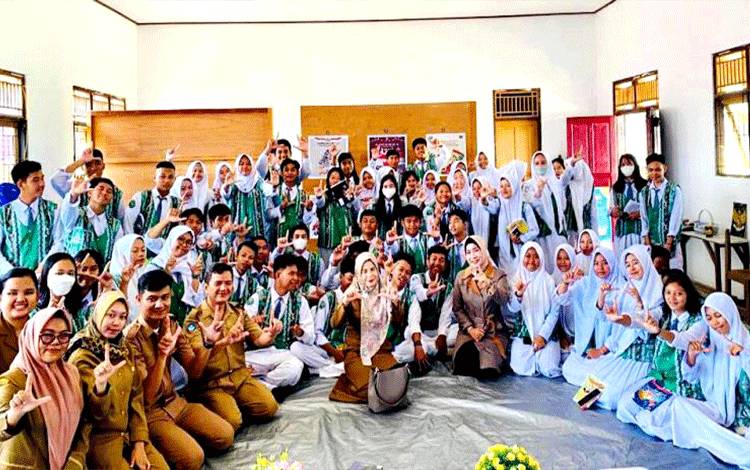 Anggota Komisi I DPRD Barito Utara, Hj Nety Herawati foto bersama para pelajar di SMAN 4 Muara Teweh.(foto: Dhani)