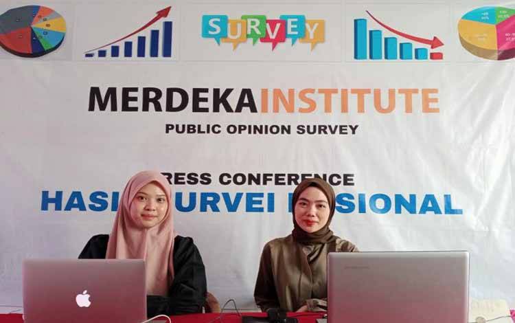 Peneliti senior Merdeka Institute for Public Opinion Survey (MIPOS) Yuyun Andriani (kanan) memaparkan hasil survei di Jakarta, Rabu (5/4/2023). (ANTARA/Dokumentasi Pribadi)